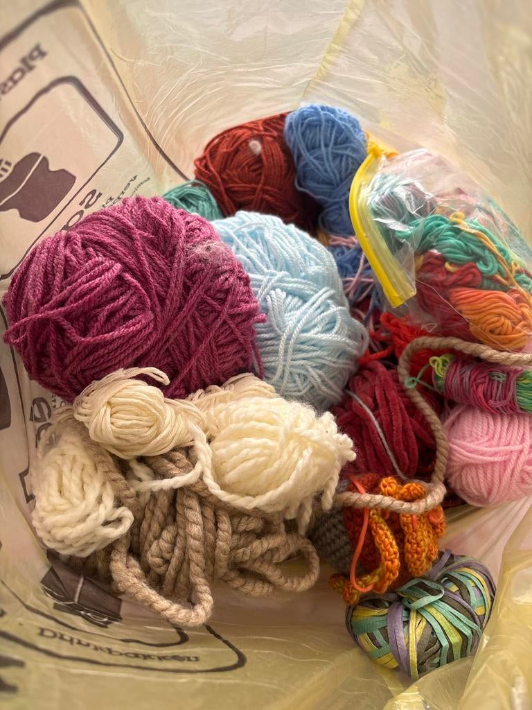 Zak vol restjes garen - diverse kleuren en materialen, Hobby en Vrije tijd, Breien en Haken, Ophalen of Verzenden, Gebruikt, Breien of Haken