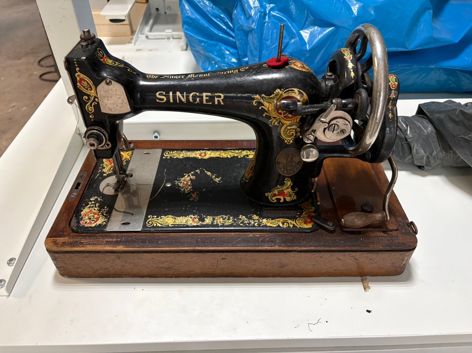 Antieke Singer 28K handnaaimachine, Ophalen