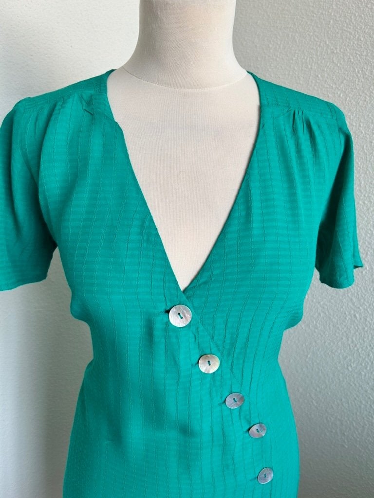 King Louie maat 40 groene knopen jurk 3151, Kleding | Dames, Jurken, Maat 38/40 (M), Ophalen of Verzenden, Zo goed als nieuw, Knielengte