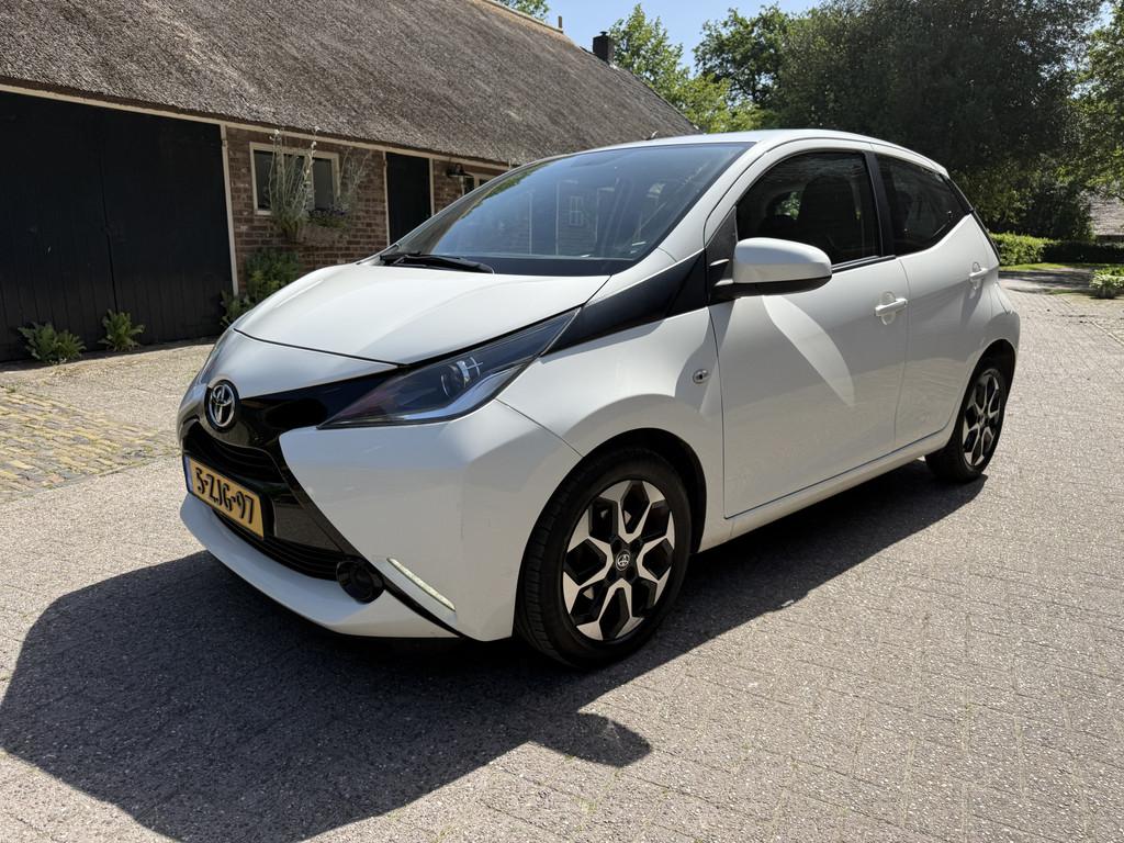 Toyota Aygo 1.0 VVT-i x-play.Airco,Camera,Navi,Lm velg. Crui, Voorwielaandrijving, Euro 5, Gebruikt, 4 stoelen