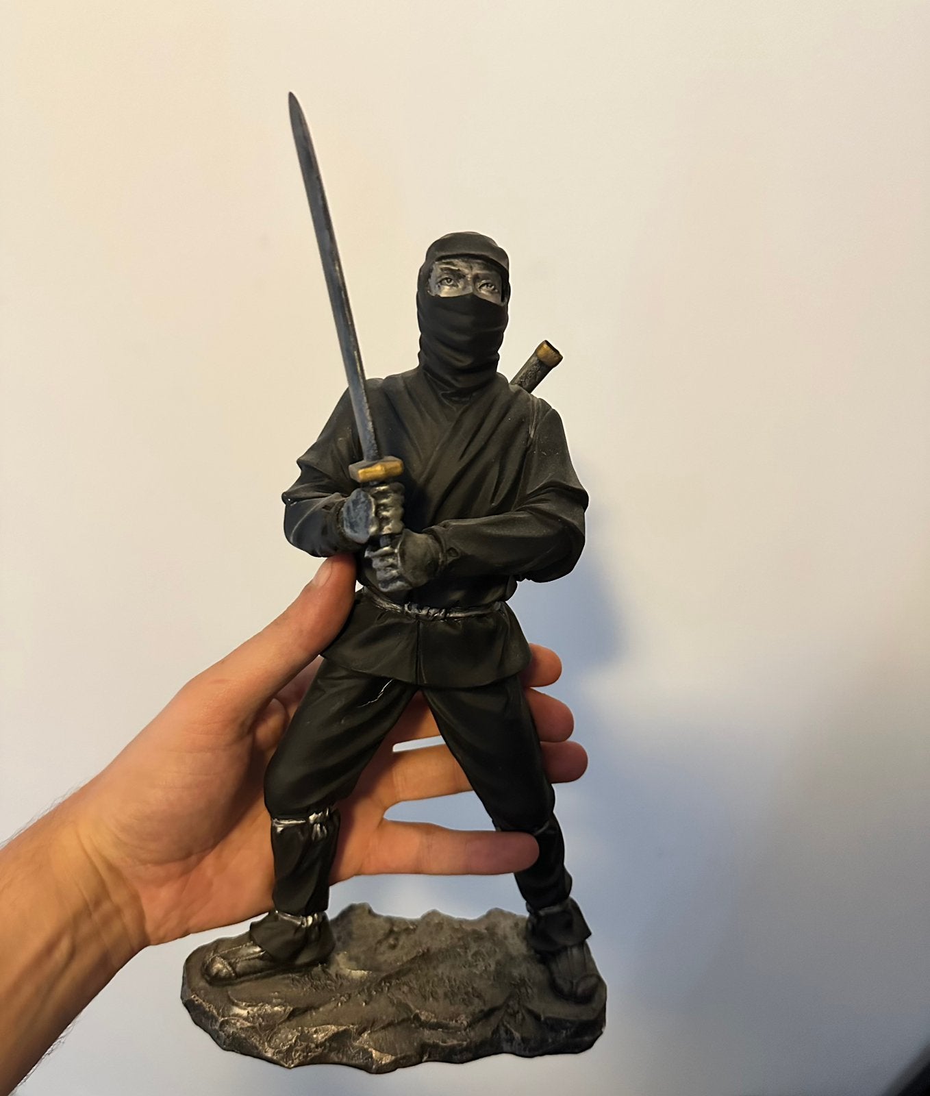 te koop ninja beeldje op standaard., Verzamelen, Beelden en Beeldjes, Ophalen of Verzenden, Zo goed als nieuw, Fantasy