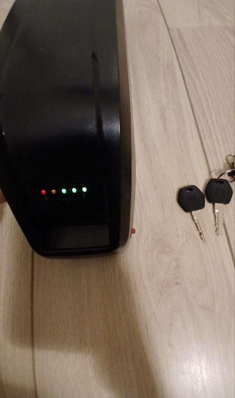 Nieuwe V8 accu met twee sleutels (zonder lader), Ophalen