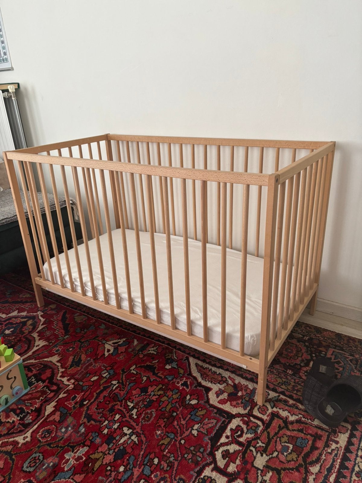 Singlar baby bed IKEA met matras en lakens, Kinderen en Baby's, Kinderkamer | Bedden, Ophalen, Zo goed als nieuw, Minder dan 140 cm
