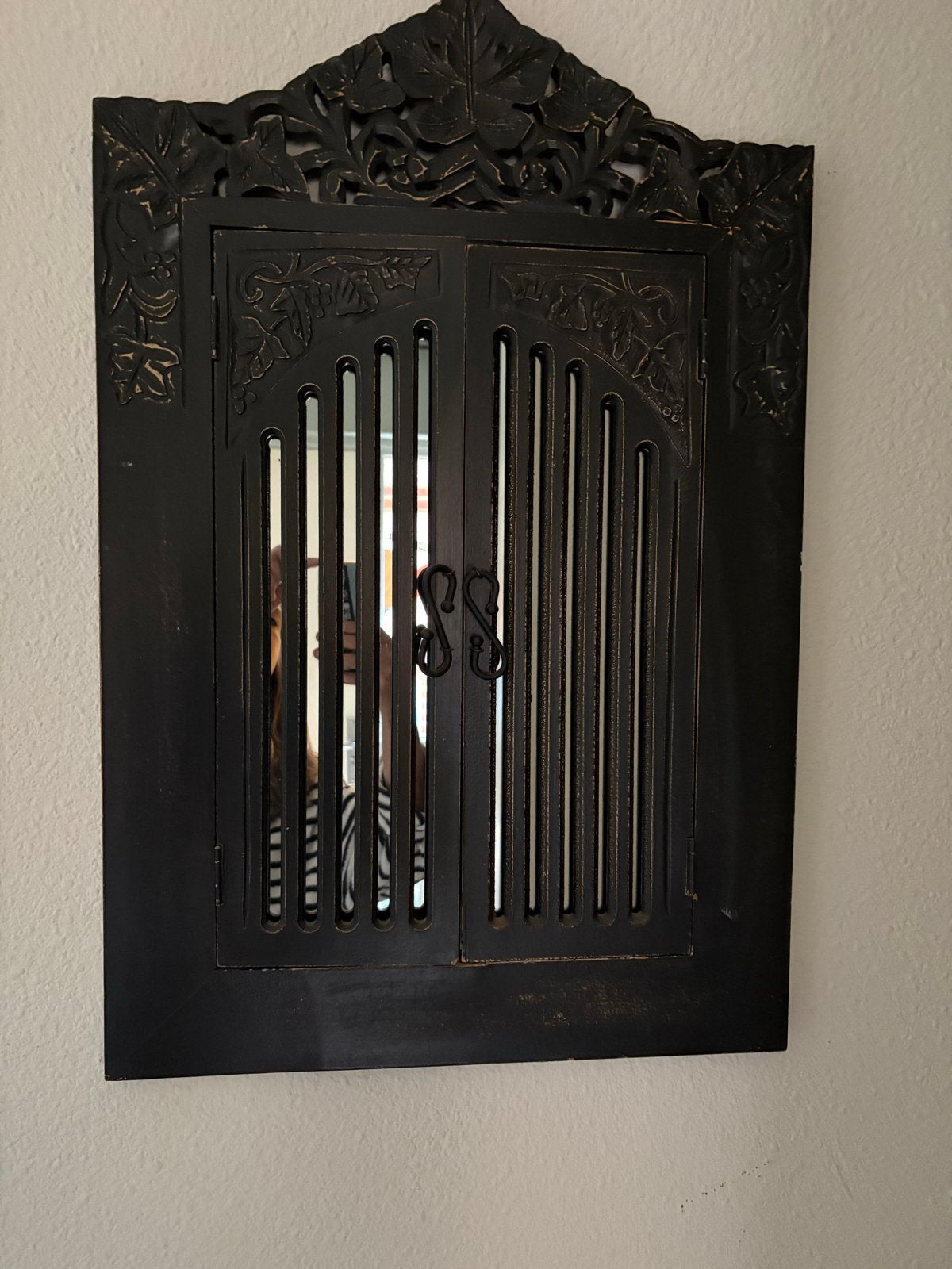 Decoratieve spiegel met luiken, houtsnijwerk, Huis en Inrichting, Minder dan 50 cm, Gebruikt, Ophalen of Verzenden, Minder dan 100 cm