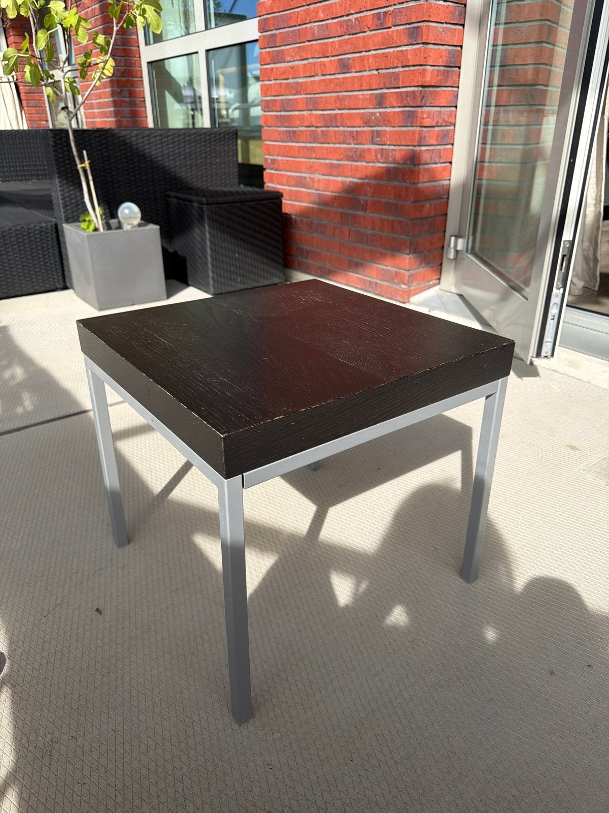 Bijzettafel zwartbruin houtfineer met metalen frame, Minder dan 55 cm, Gebruikt, Vierkant, Hout