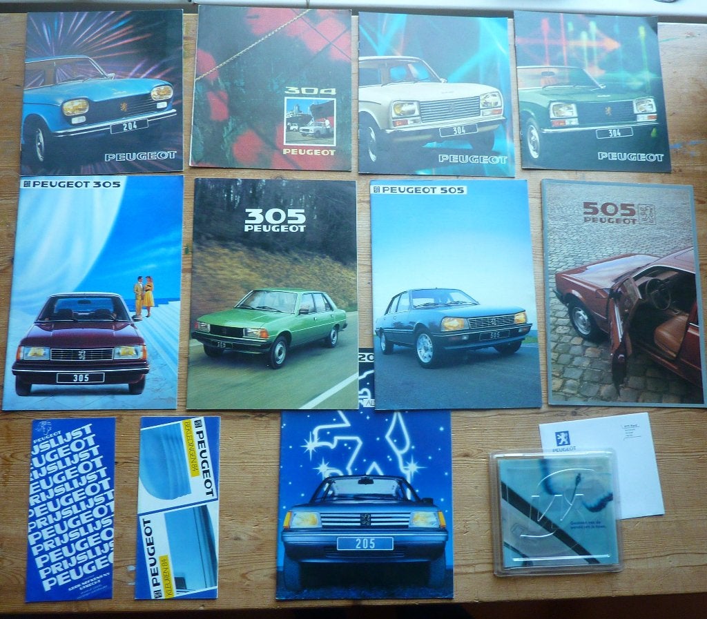 Peugeot 12x folder 204-205-304-305-307-505-bekleding-prijzen, Gelezen, Ophalen of Verzenden, Peugeot, PSA