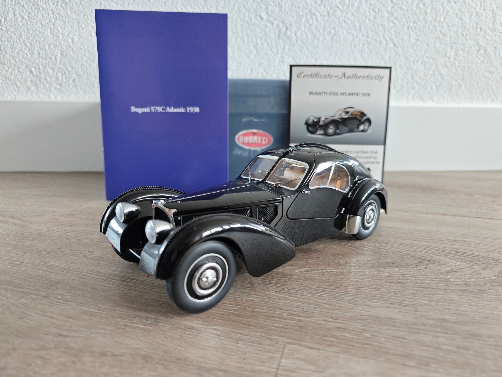 Autoart Bugatti Atlantic 57SC 1938 w/ disc wheels 70941, Ophalen of Verzenden, Gebruikt, Auto, Autoart