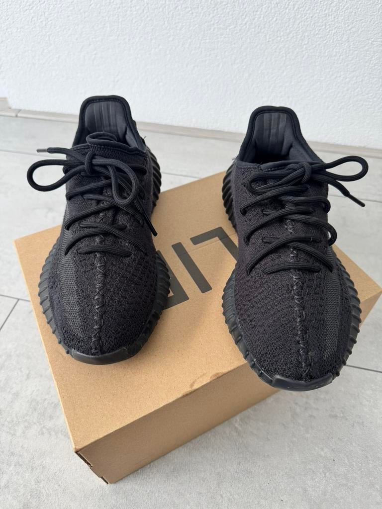 Adidas Yeezy Boost 350 V2, Ophalen of Verzenden, Zo goed als nieuw, Zwart