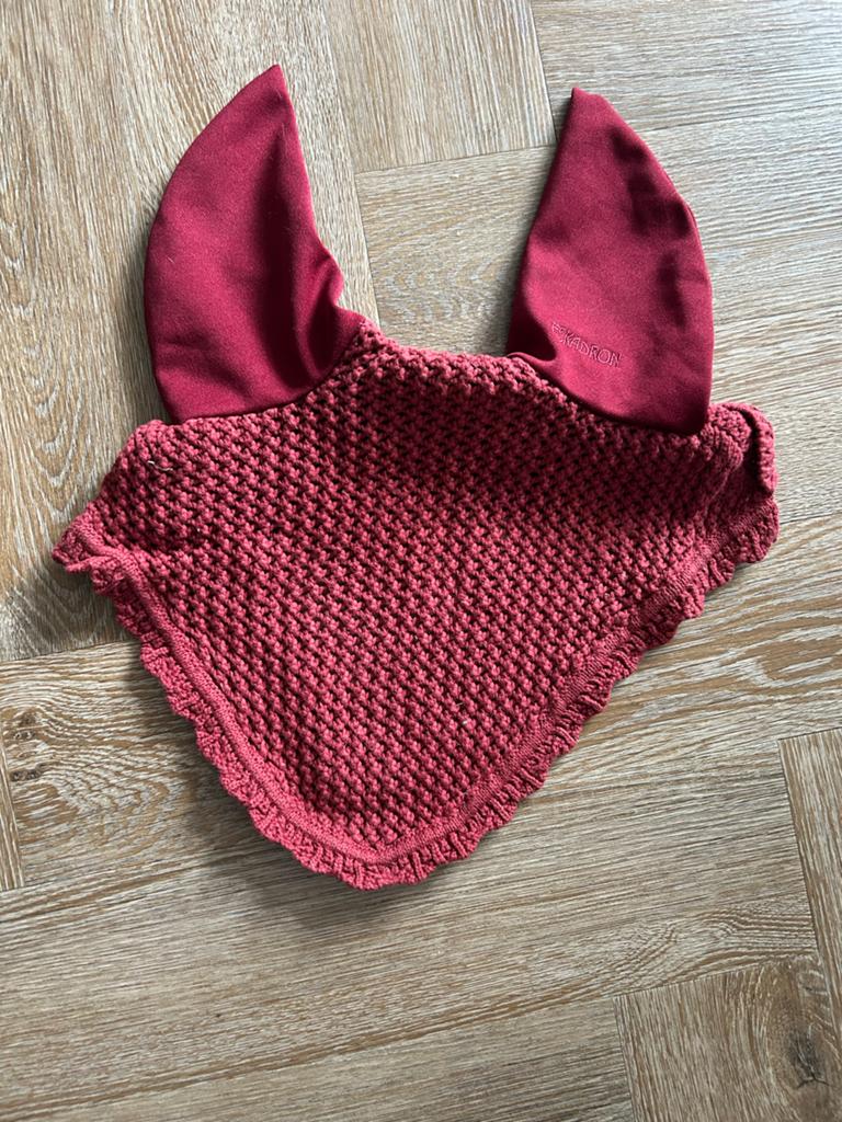 Eskadron ear bonnet red (full), Dieren en Toebehoren, Paarden en Pony's | Overige Paardenspullen, Ophalen of Verzenden, Zo goed als nieuw