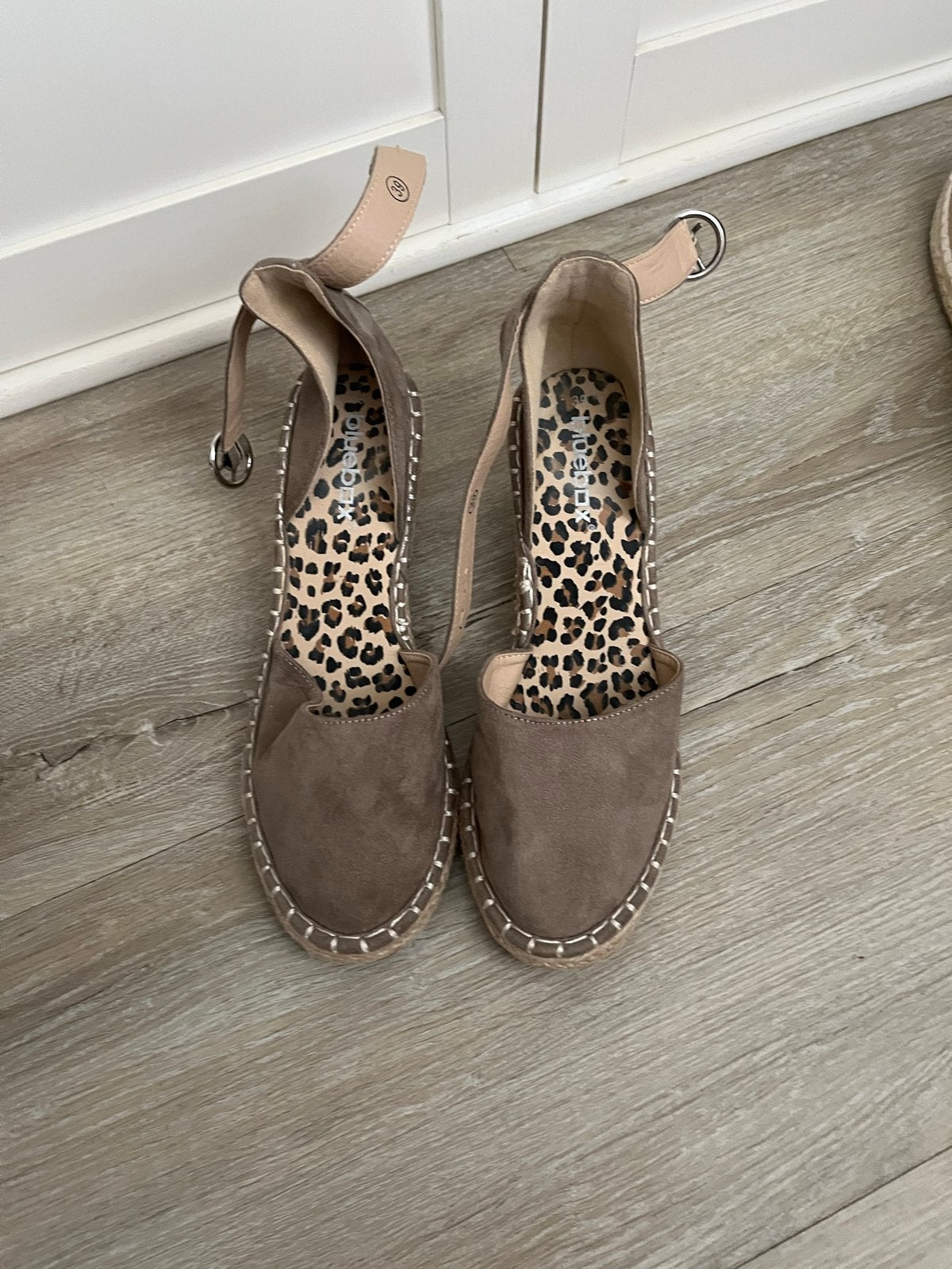 Bruine espadrilles met sleehak en enkelbandje, echt suede, Bruin, Nieuw, Ophalen of Verzenden, Espadrilles of Moccasins