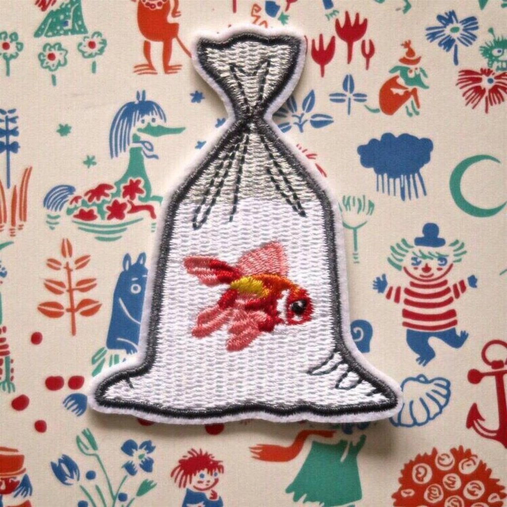 Goudvis in plastic zakje opstrijkplaatje patch badge embleem, Hobby en Vrije tijd, Verzenden, Nieuw, Overige applicaties