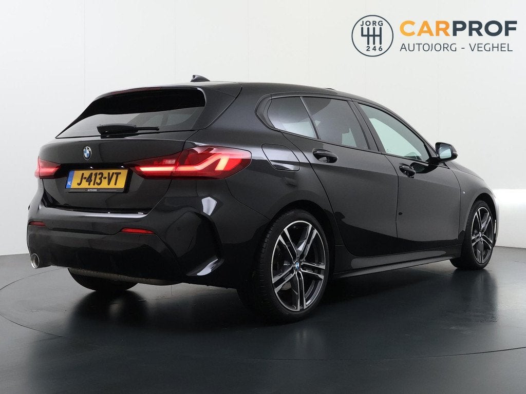 BMW 1-serie 118i High Executive Edition M-Sport | Panorama D, Auto's, BMW, Gebruikt, Automatische klimaatregeling, Zwart, 3 cilinders
