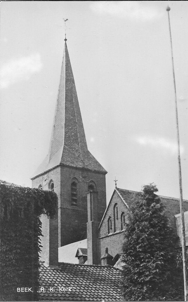Oude Ansichtkaart Beek, R.K. Kerk ., Ophalen of Verzenden, 1920 tot 1940, Gelopen, Gelderland