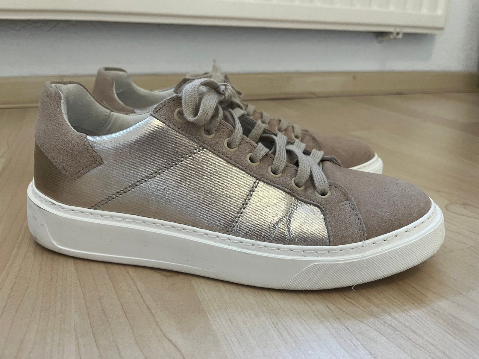 Manfield sneakers maat 40 - Beige/Goud, Kleding | Dames, Schoenen, Beige, Ophalen of Verzenden, Sneakers of Gympen, Gedragen