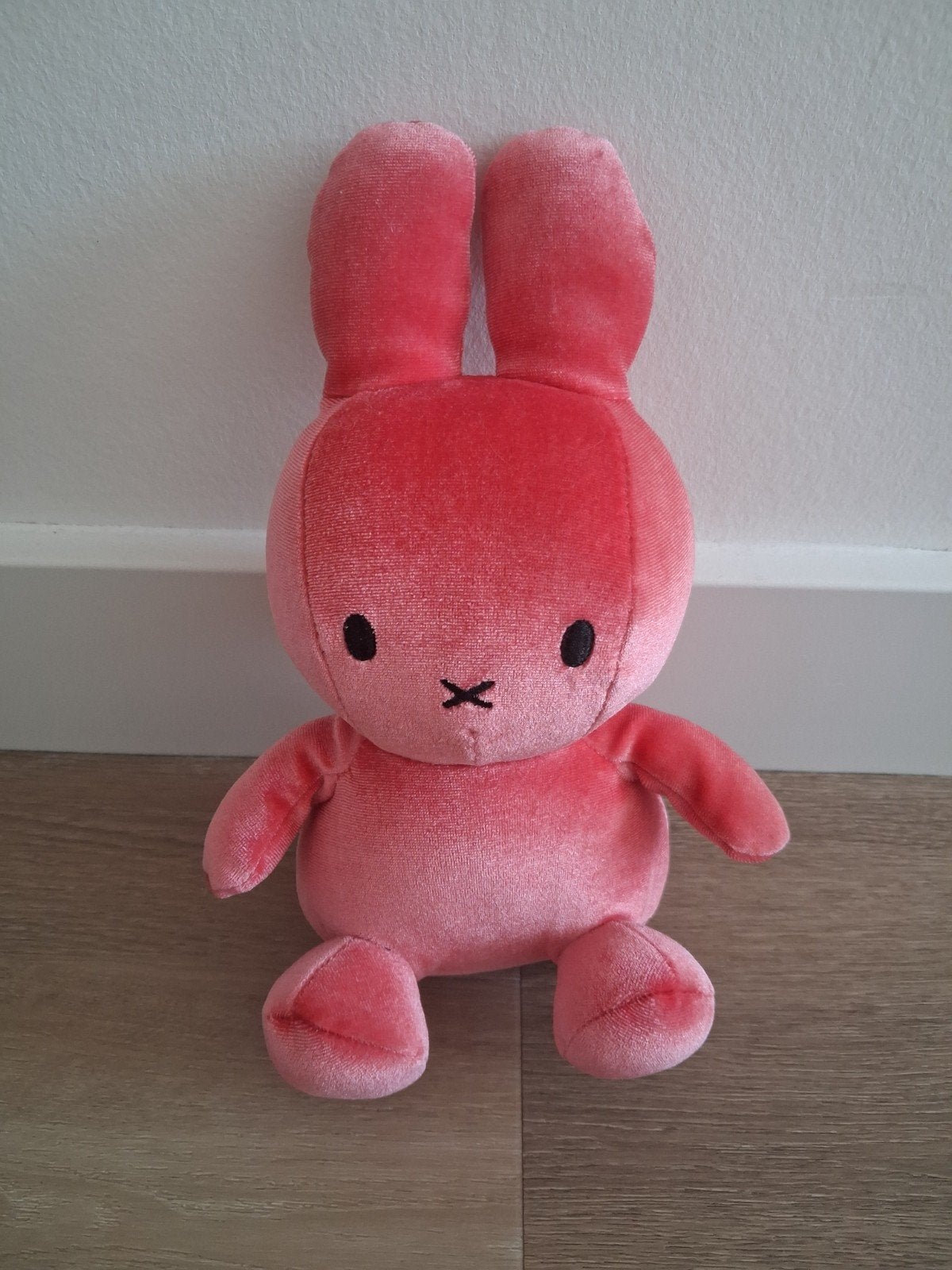 Knuffel Nijntje Miffy fluweel rood 22 cm L1367, Ophalen of Verzenden, Zo goed als nieuw, Konijn