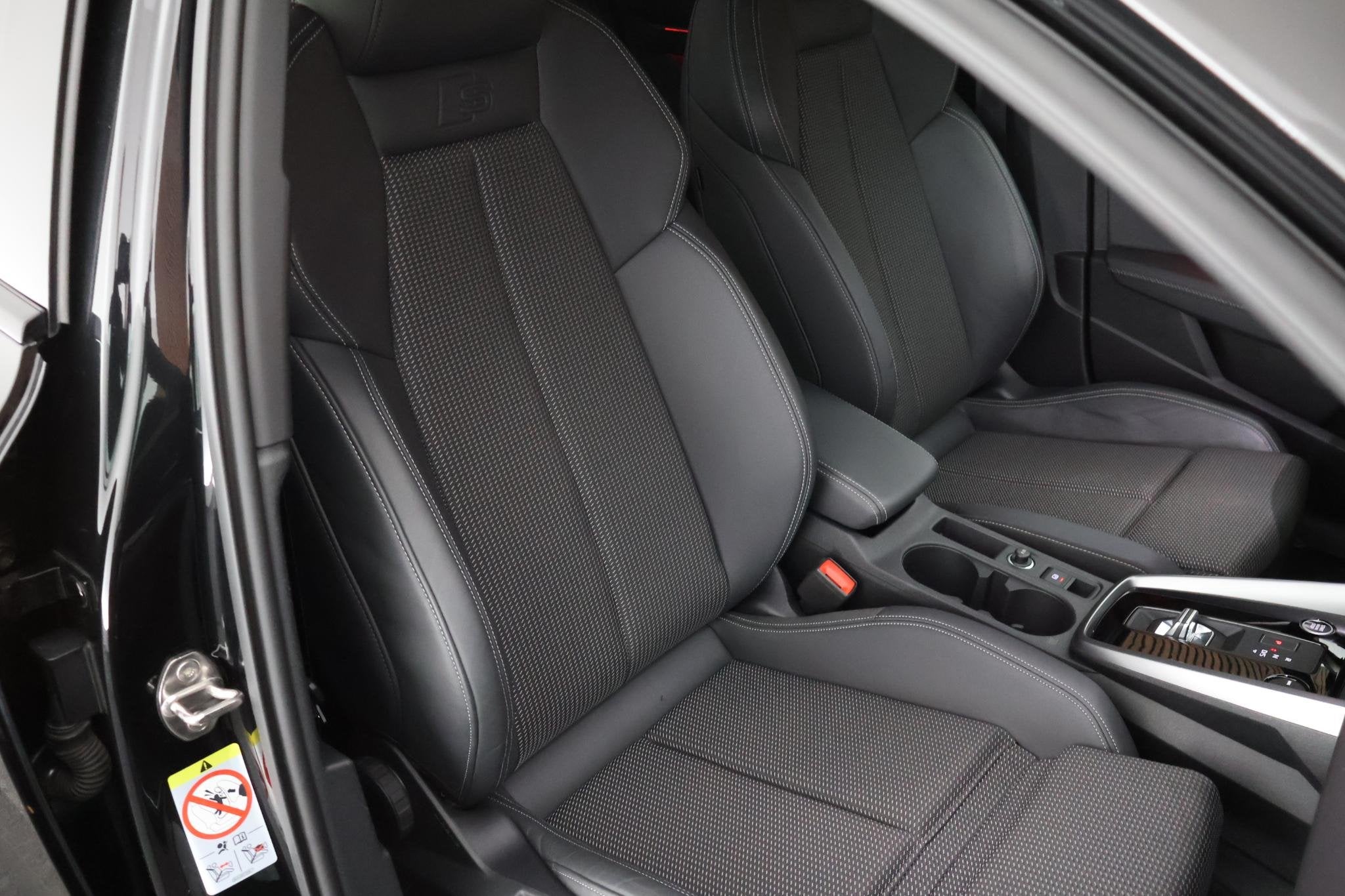 Audi A3 Sportback 45 TFSIe 245pk S edition Competition Camer, 77 km/l, Gebruikt, 4 cilinders, Leder en Stof