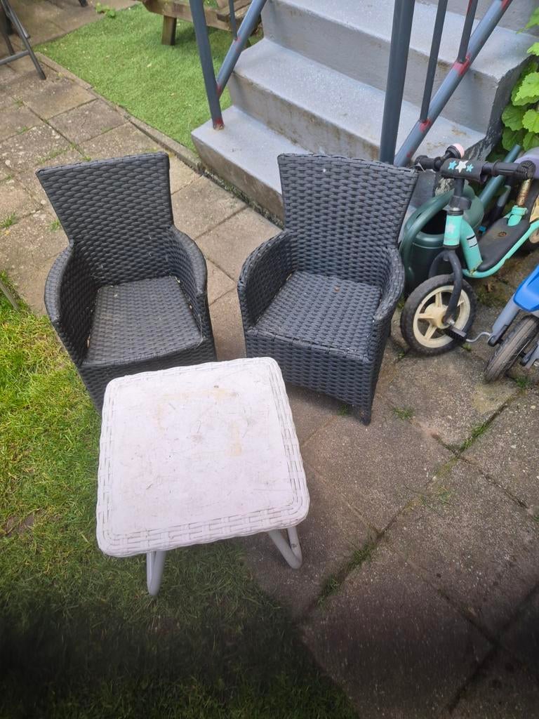 Tweekinderstoeltjes en tefel wicker 20 euro, Tuin en Terras, Ophalen, Wicker