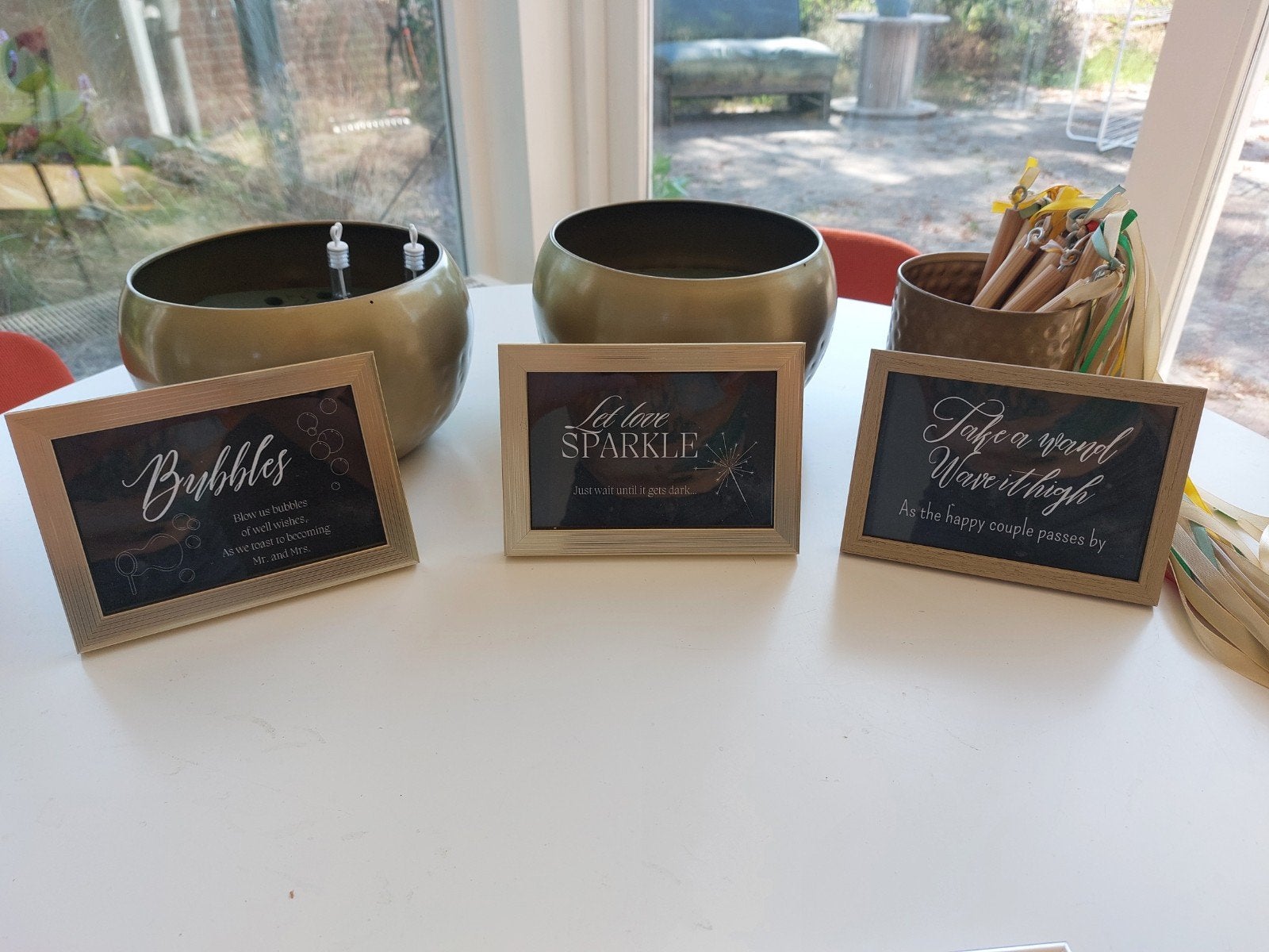 Bruiloft accessoires: potten, fotolijstjes en stafjes, Ophalen