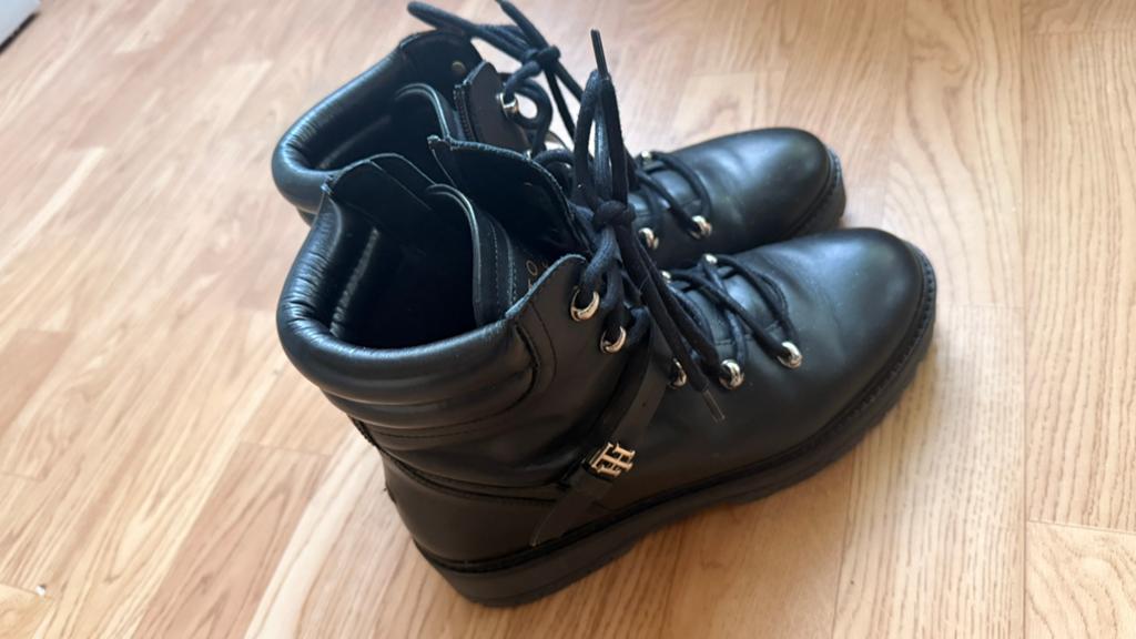 Tommy Hilfiger laarsjes veters/rits. Mt 40, Kleding | Dames, Schoenen, Ophalen of Verzenden, Zo goed als nieuw, Zwart