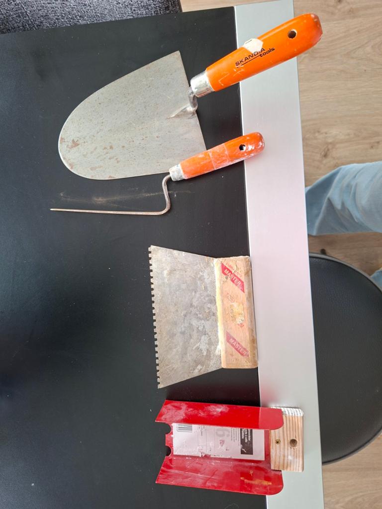 Truffel, lijmkam, voegspijker en lijmverdeler, Ophalen