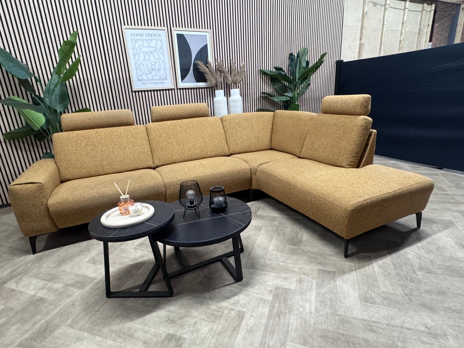 ZGAN | Montel Tuscan Hoekbank Elektrisch - Geel - 297 x 210, 250 tot 300 cm, -, -, Hoekbank