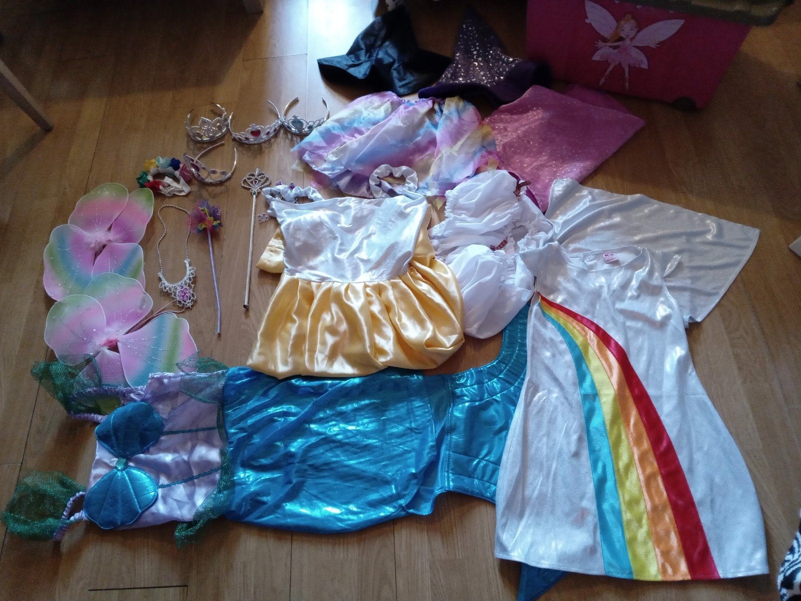 Meisjes verkleedspulletjes Inc opbergkist, Kinderen en Baby's, Carnavalskleding en Verkleedspullen, Ophalen, Gebruikt, 122 t/m 128