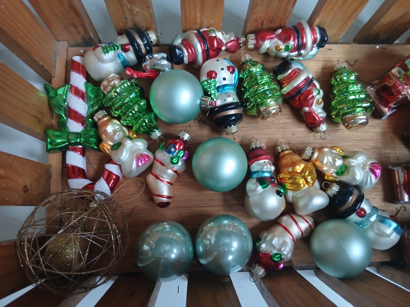 Gekleurde kerstballen, Ophalen
