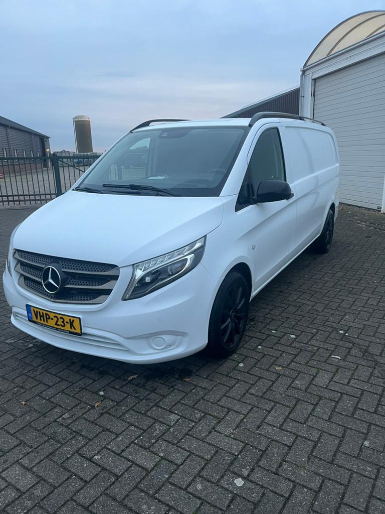 Mercedes-Benz Vito | XXL | Trekhaak | 3 zits | LED lampen, Voorwielaandrijving, Euro 5, Stof, Zwart