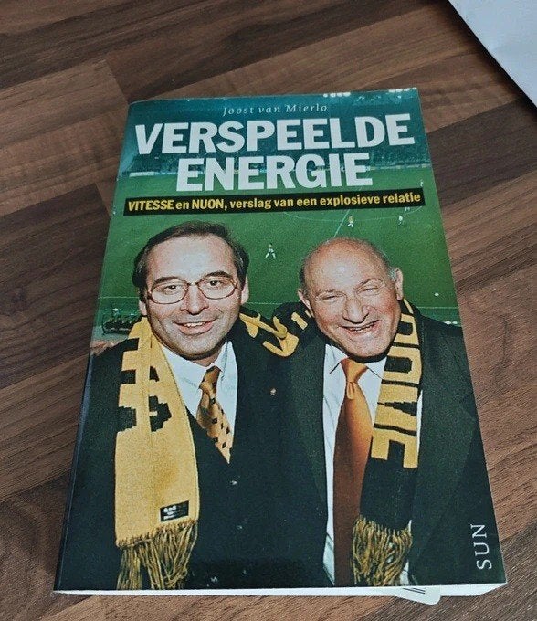 Verspeelde energie Vitesse en Nuon, Boeken, Ophalen of Verzenden, Balsport, Gelezen, Joost van Mierlo