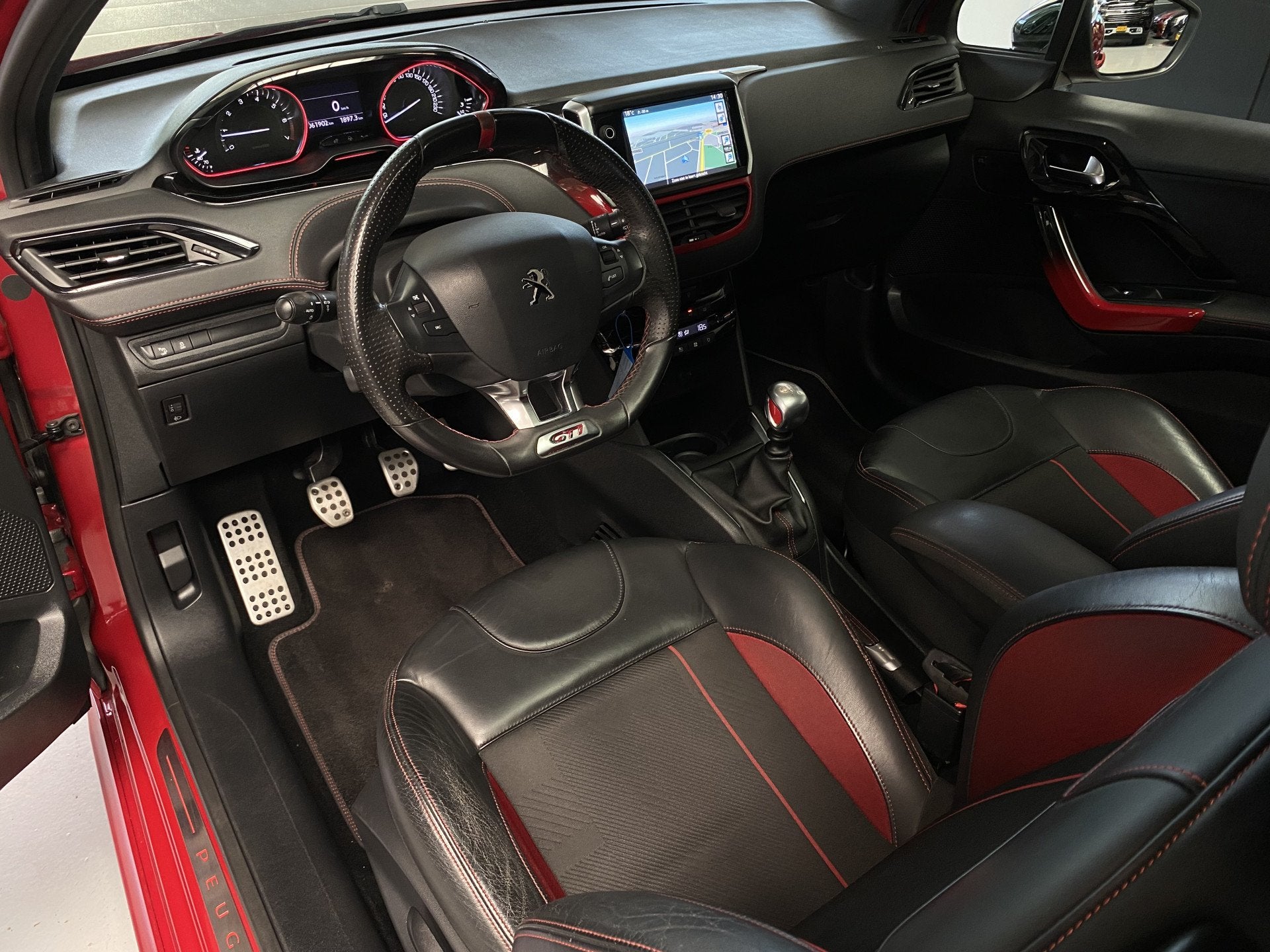 Peugeot 208 1.6 THP GTi JBL Audio, Navi, Cruise, Voorwielaandrijving, Gebruikt, Zwart, 49 €/maand