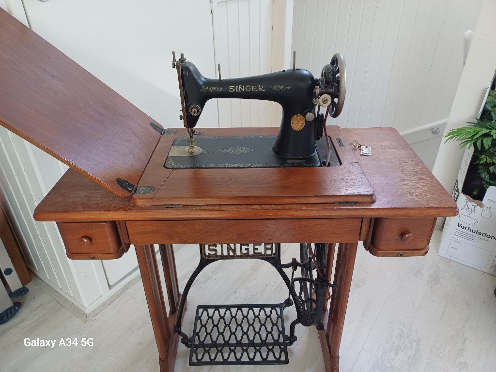 Antieke Singer naaimachine met houten tafel en inklapbaar, Ophalen, Gebruikt, Naaimachine, Singer