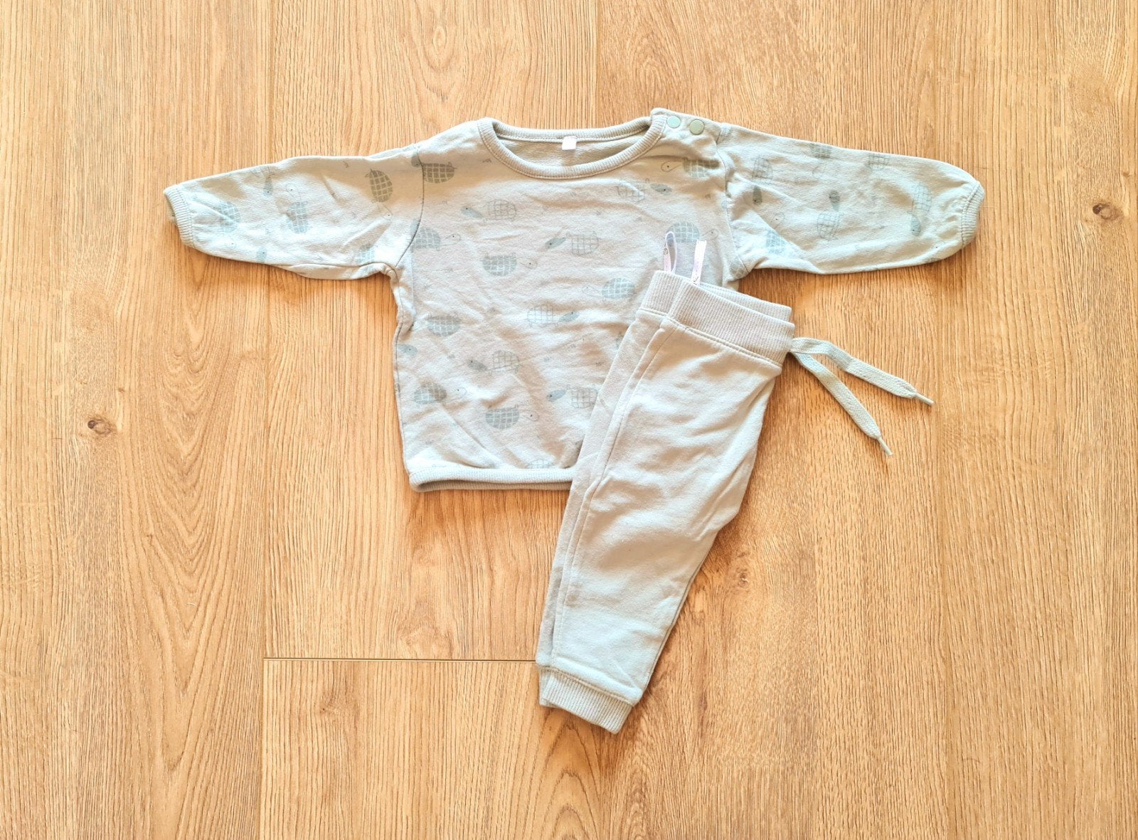 Zachtgroene pyjama maat 62 met schildpadjes, Jongetje of Meisje, Ophalen of Verzenden, Zo goed als nieuw, Nacht- of Onderkleding