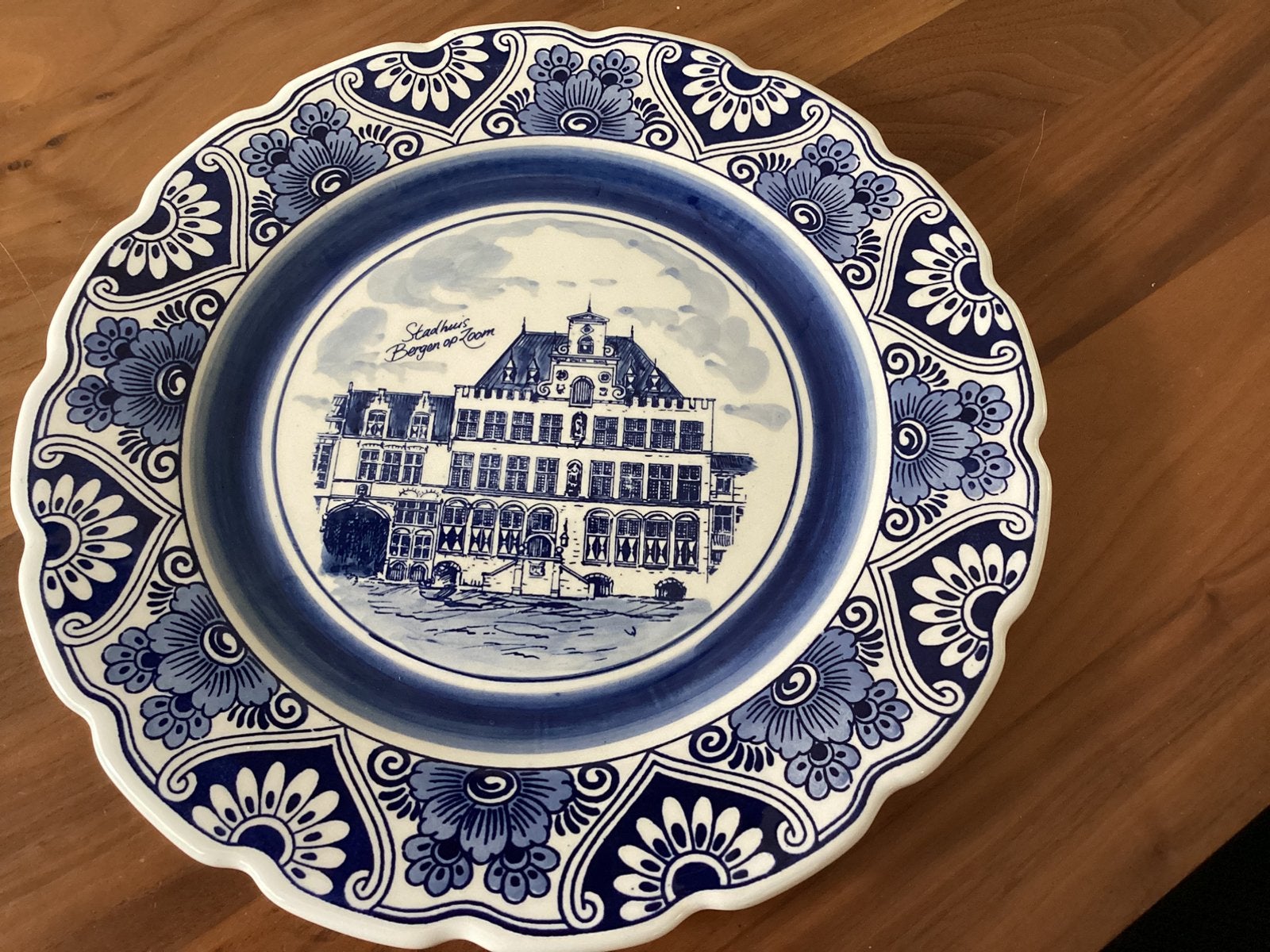 Handgeschilderd Delfts Blue wandbord Stadhuis Bergen op Zoom, Ophalen of Verzenden