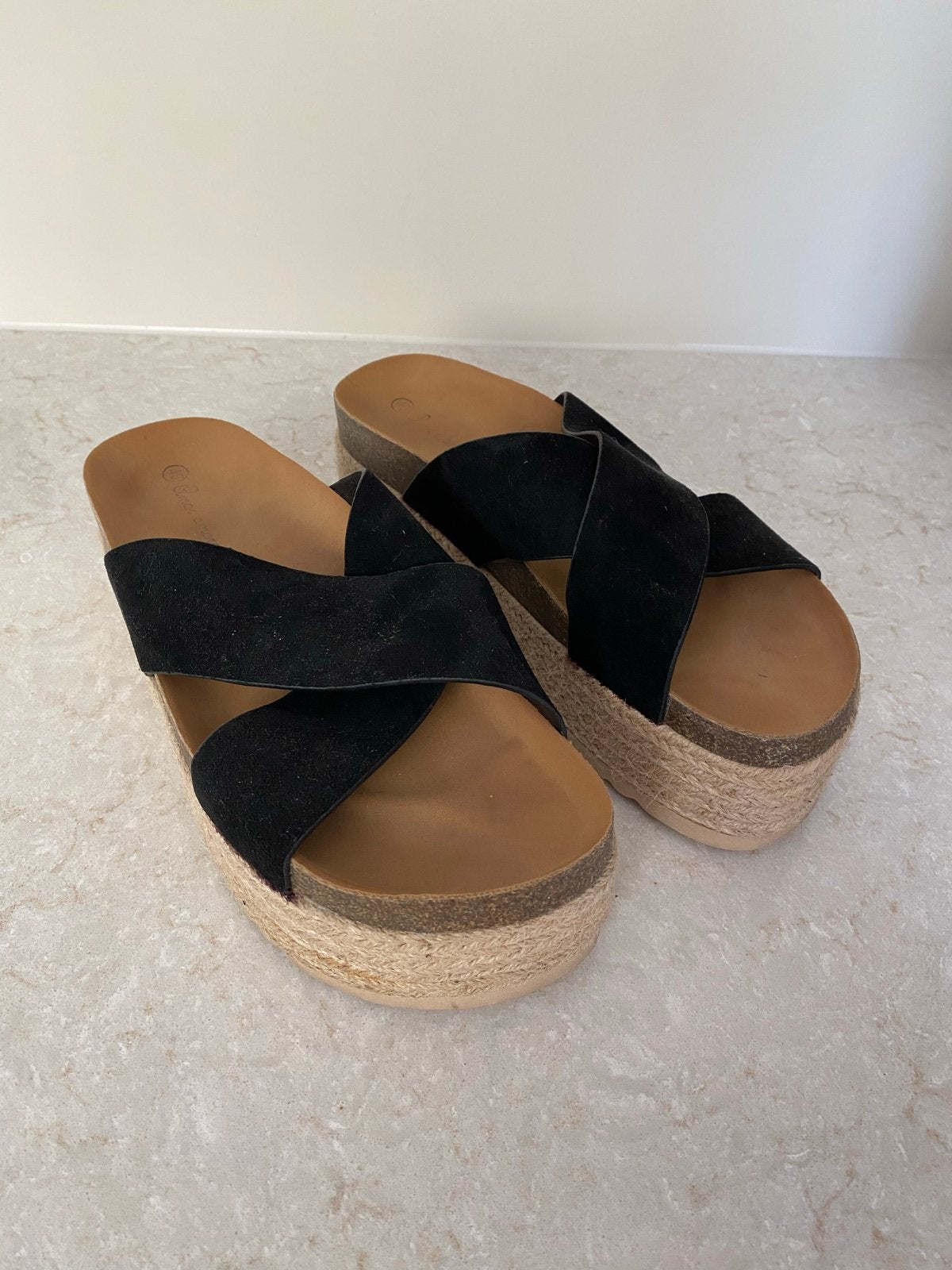 Zwarte slippers met plateauzool - Maat 40, Kleding | Dames, Schoenen, Slippers, Zwart, Ophalen of Verzenden, Zo goed als nieuw