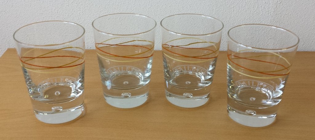 4 Baileys Glazen met Gekleurde Lijnen, Verzamelen, Ophalen of Verzenden, Zo goed als nieuw, Baileys, Borrel- of Shotglas
