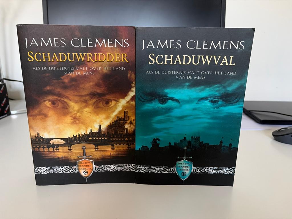James Clemens - Godengebieder I en II, Ophalen of Verzenden, Gelezen, James Clemens