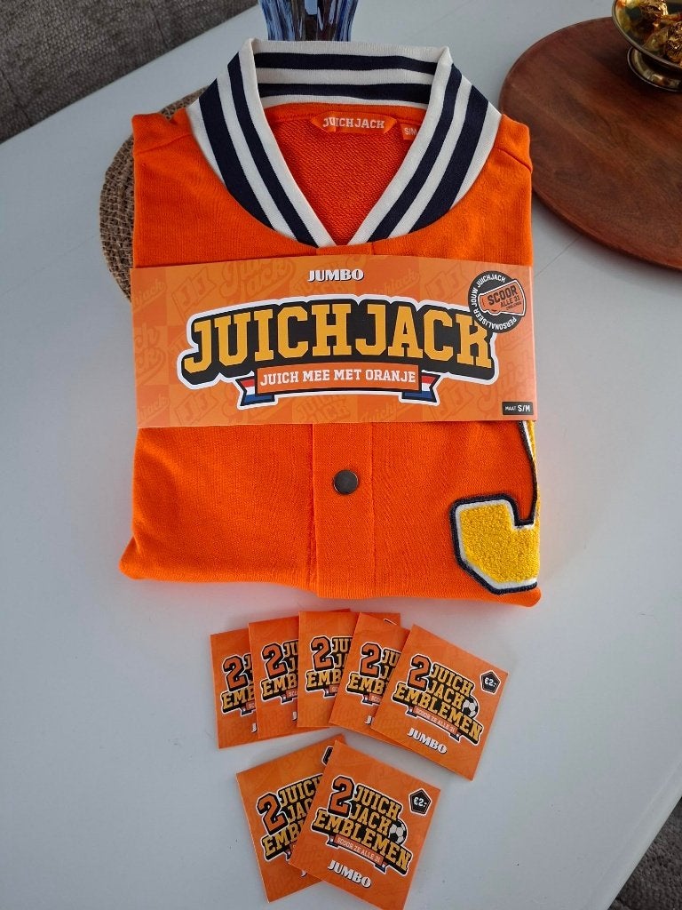 Jumbo juichjack maat S/M met 7 ongeopende pakjes emblemen., Jumbo, Ophalen