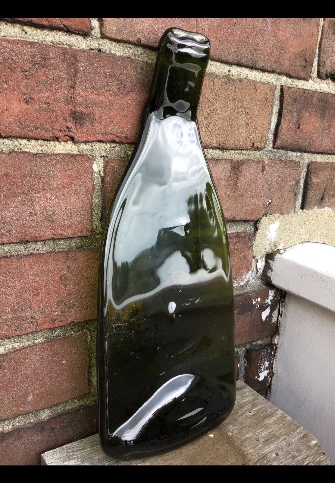 Groen platgesmolten bourgogne wijnfles. Glas als hapjesplank, Ophalen of Verzenden