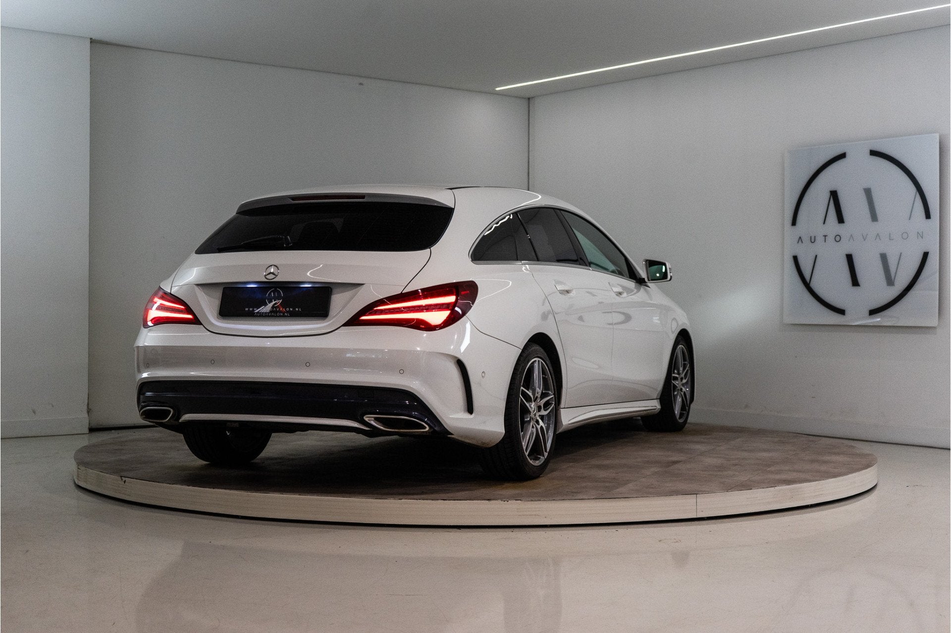 Mercedes-Benz CLA-Klasse Shooting Brake 180 AMG 123PK | LED, Auto's, Voorwielaandrijving, Gebruikt, 4 cilinders, Handgeschakeld