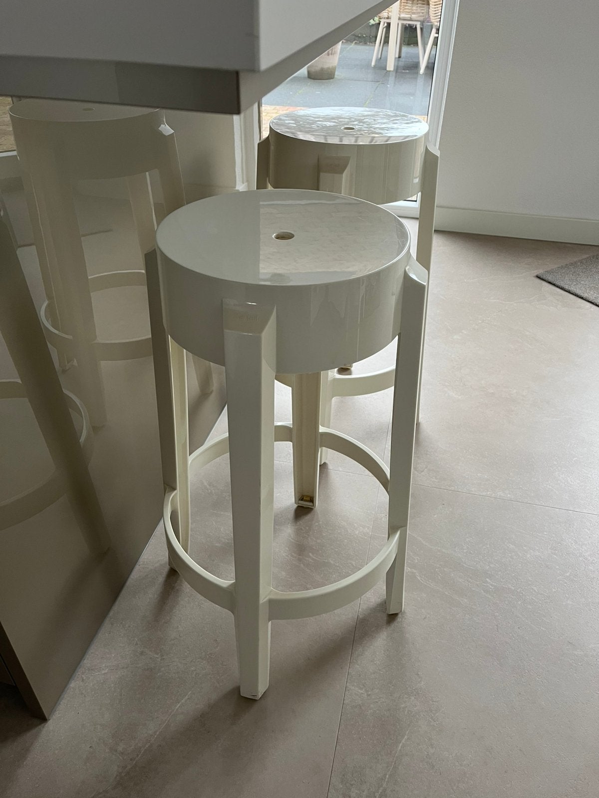 2 X Charles Ghost bij Kartell +Starck kruk wit, Huis en Inrichting, Barkrukken, Ophalen, Zo goed als nieuw, Kunststof, 60 tot 90 cm