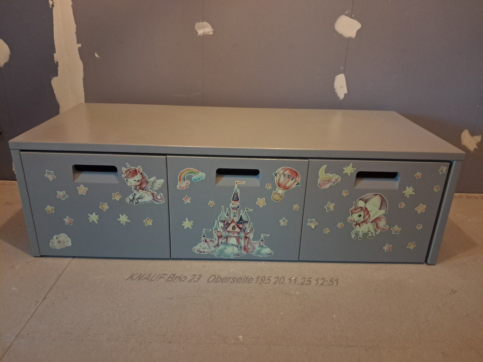 Opbergkastje met 3 lades en eenhoorn/kasteel stickers, Ophalen of Verzenden
