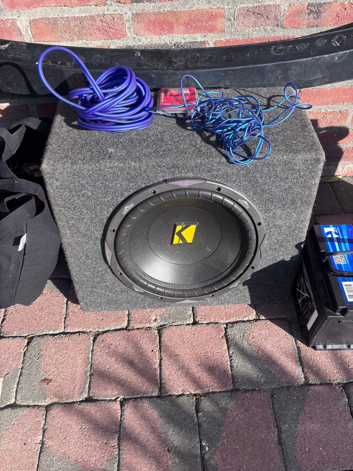 Subwoofer met kabels en versterker, Ophalen, Zo goed als nieuw