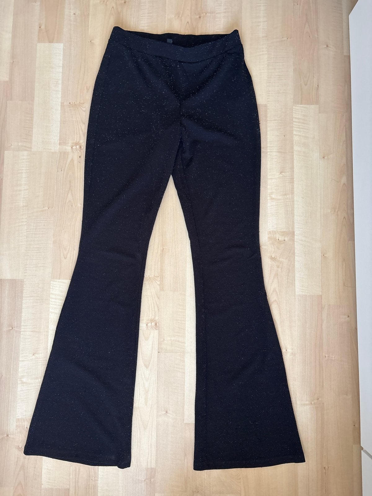 Hema Zwarte Flared Broek met Glitter Maat S, Zwart, Ophalen of Verzenden, Zo goed als nieuw, Maat 36 (S)