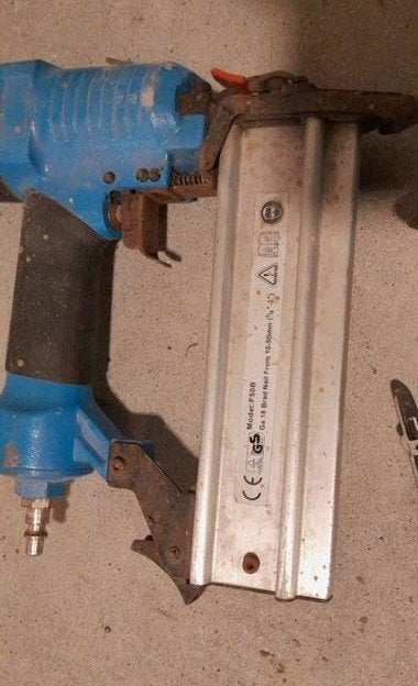 Spijkerpistool op compressor, Ophalen of Verzenden, Gebruikt, Tacker/nietmachine, Overige merken