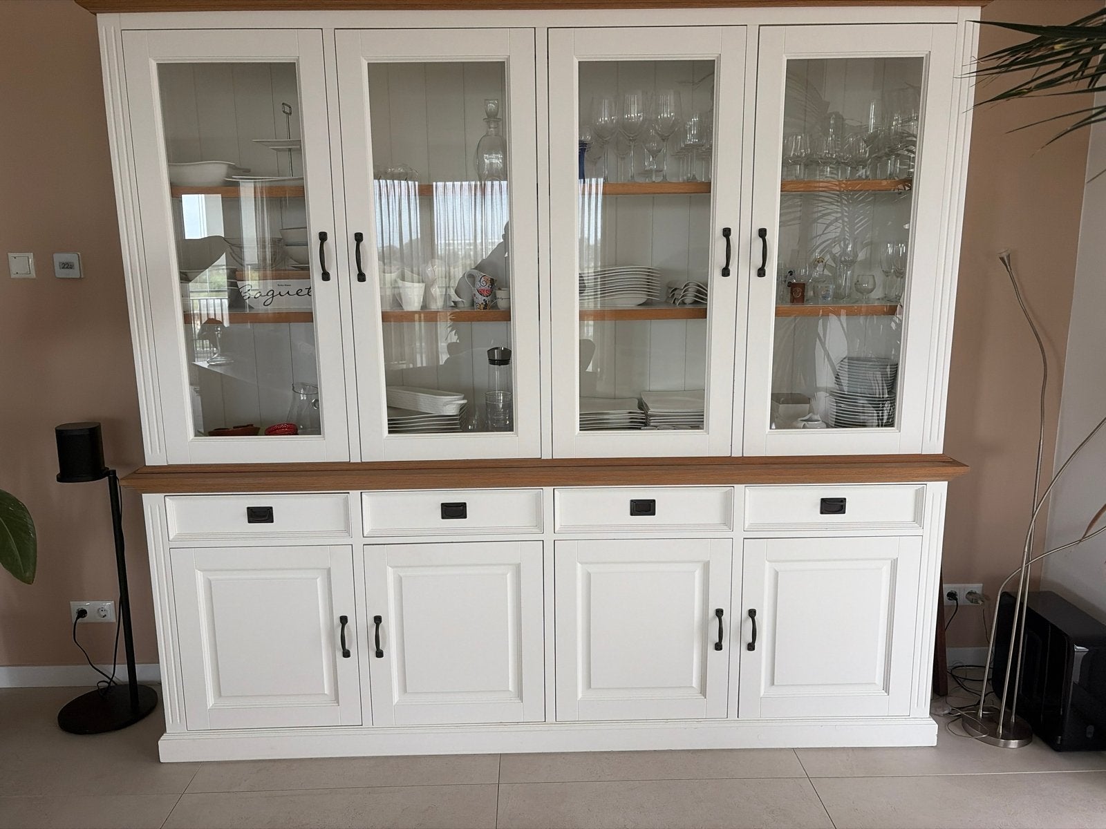 Mooie witte buffetkast met glazen deuren en houten accenten, Ophalen, 200 cm of meer, Zo goed als nieuw, 200 cm of meer