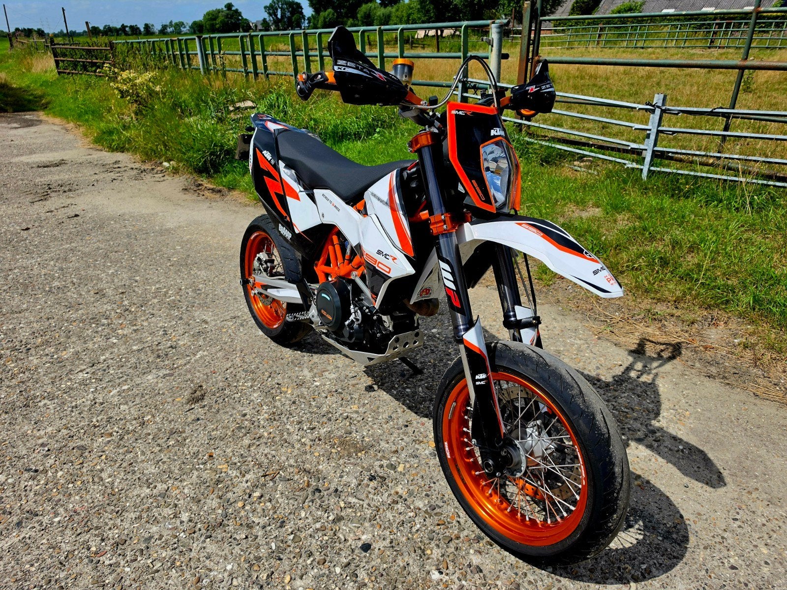 Ktm SMC-R 690, Akrapovic, Motoren, Motoren | KTM, Bedrijf, SuperMoto, meer dan 35 kW, 1 cilinder, Motorrijbewijs A, ABS, Sportuitlaat