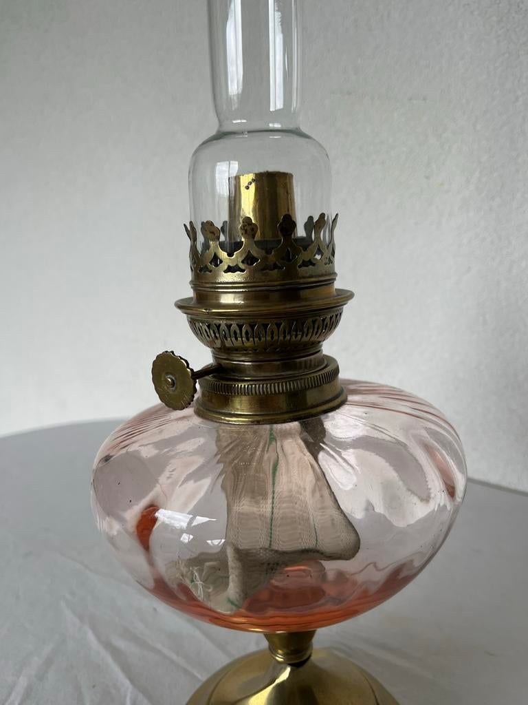 Antieke olielamp met roze glazen reservoir en messing voet, Antiek en Kunst, Antiek | Lampen, Ophalen of Verzenden