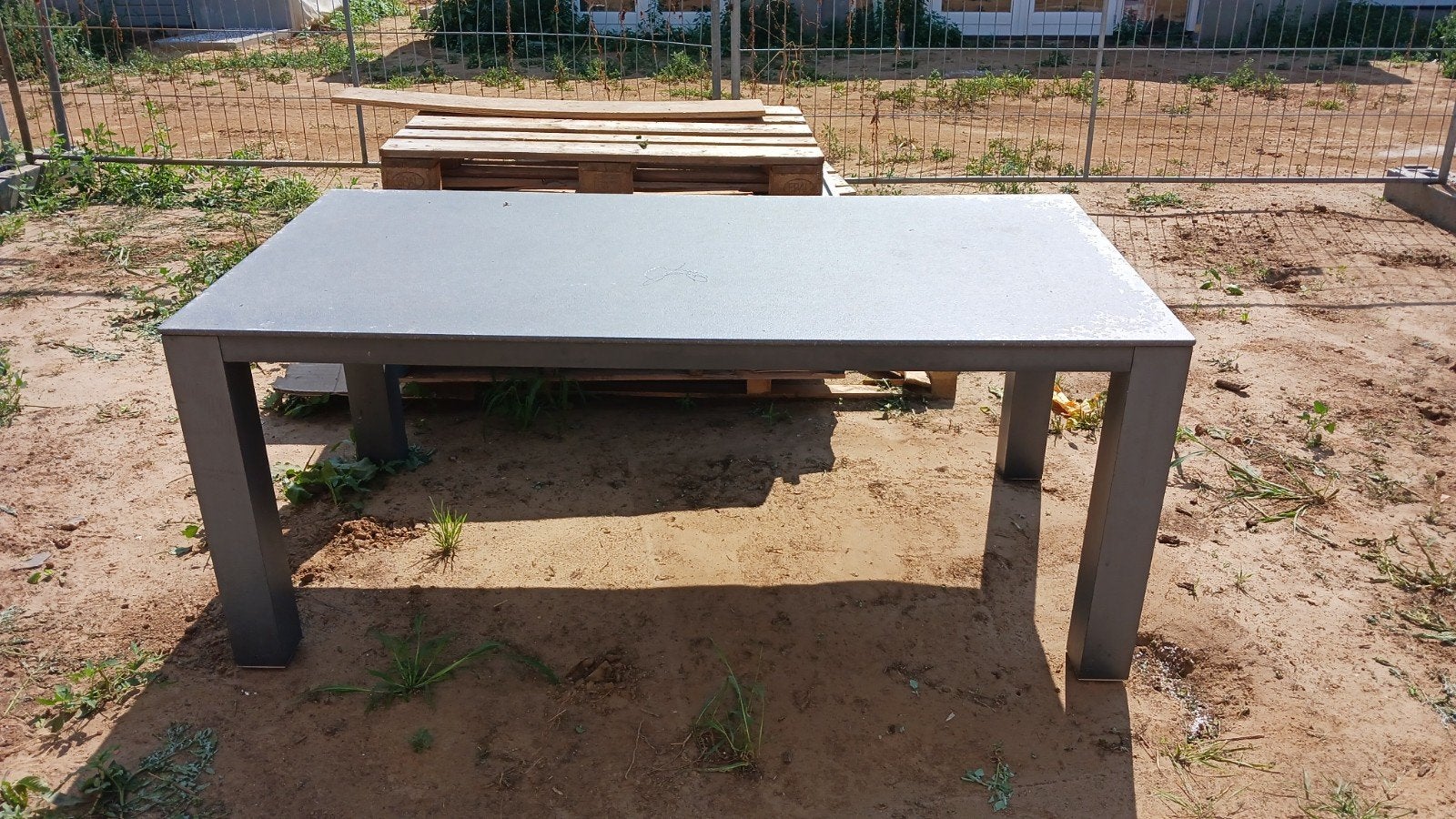 goede en stabiele tuintafel van het merk Famous,, Doe-het-zelf en Verbouw, Werkbanken, Ophalen, Gebruikt, 70 tot 120 cm