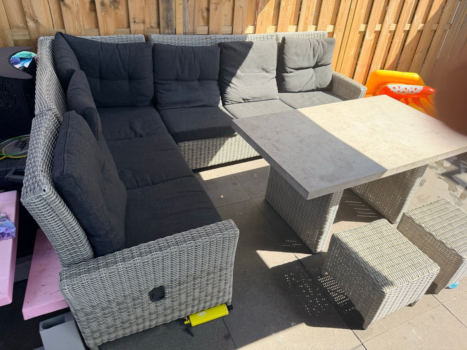 Mooie loungeset met verstelbare rugleuningen en betonnen taf, Tuin en Terras, Tuinsets en Loungesets, Ophalen, 5 zitplaatsen, Zo goed als nieuw