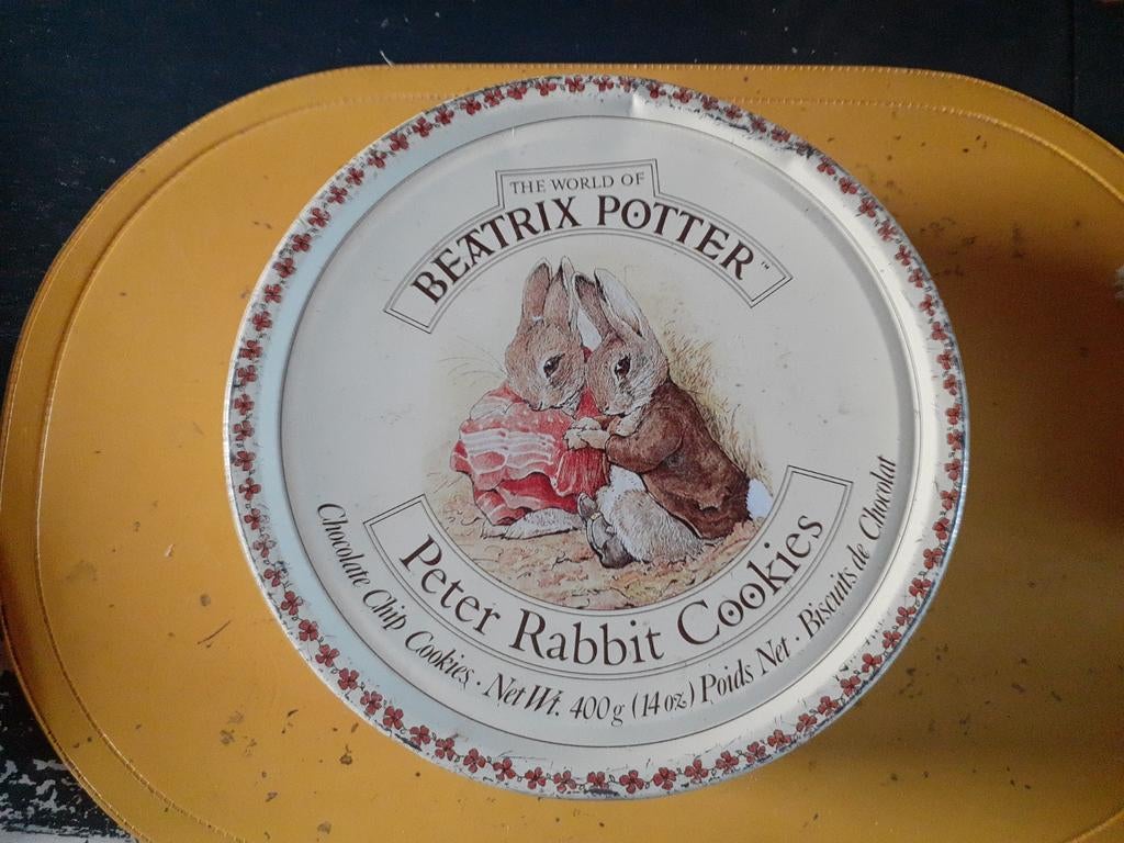 Beatrix Potter trommel met konijnenassecoires, zie foto's, Verzamelen, Blikken, Ophalen of Verzenden, Gebruikt, Koek(jes)